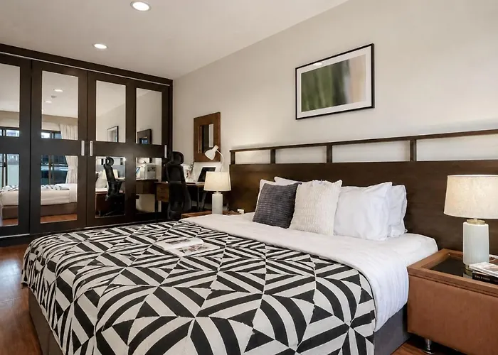 Near Bts L Spacious 57 Sqm L Work-friendly 曼谷