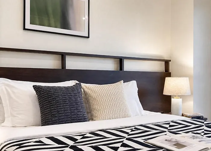 Near Bts L Spacious 57 Sqm L Work-friendly 公寓